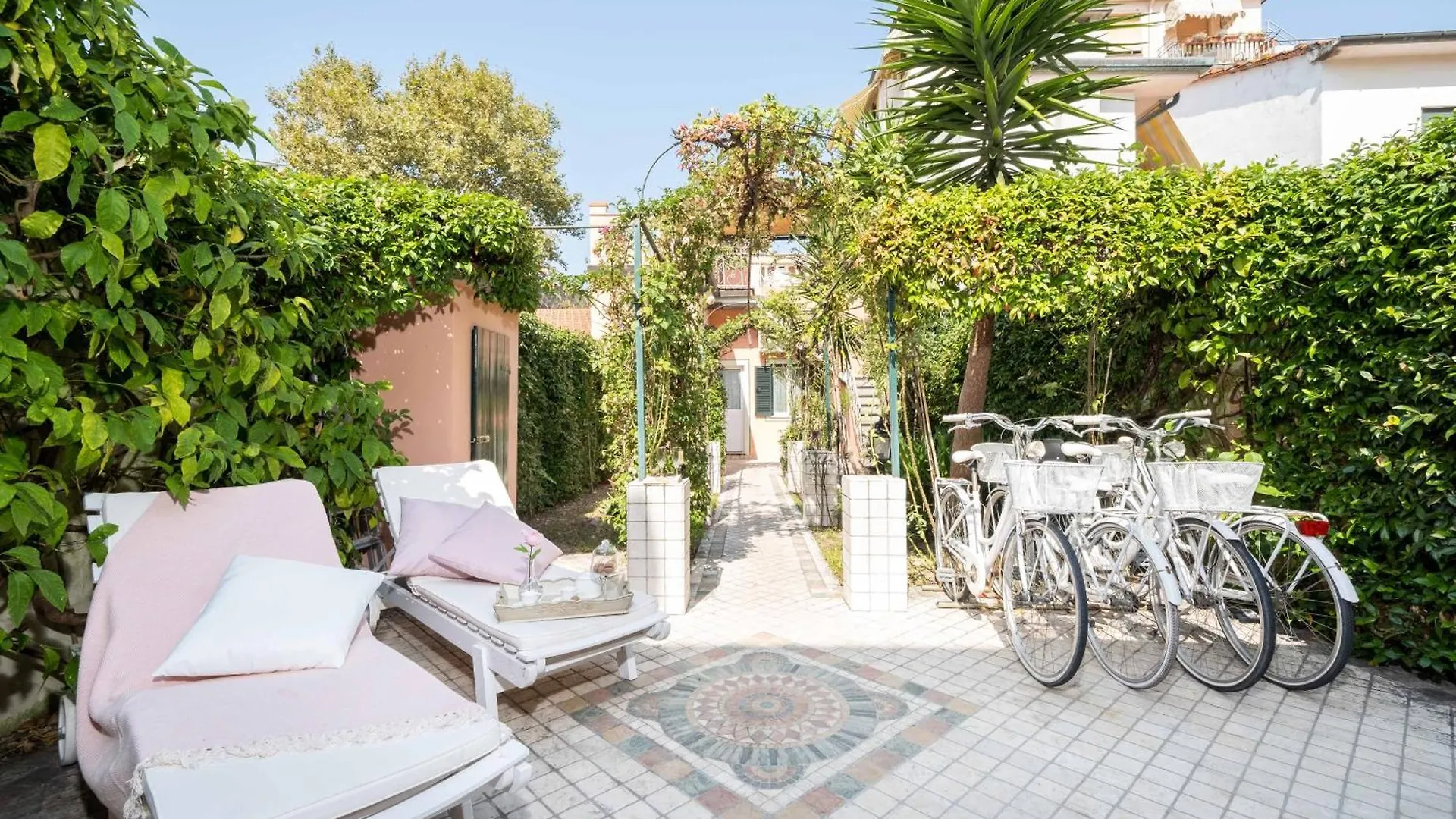Villa Lola - Liberty Dreamscape Viareggio Italy