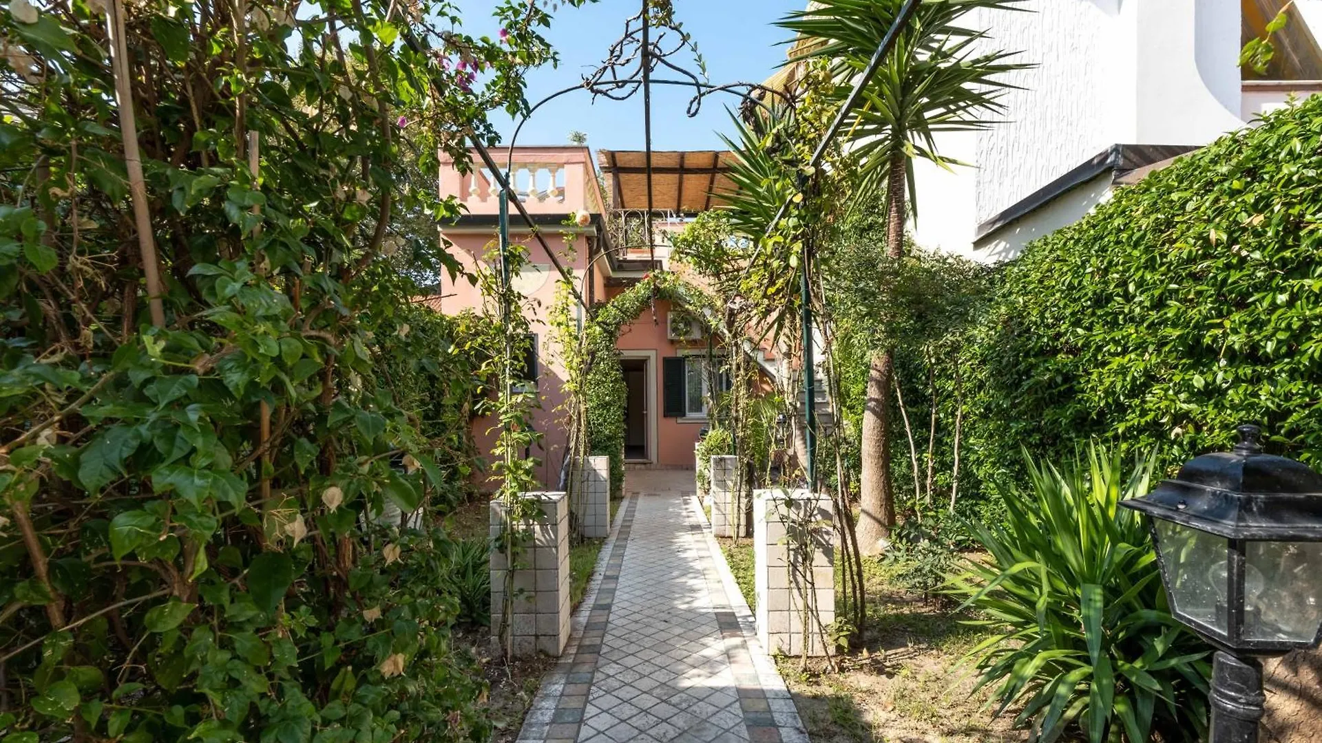 Villa Lola - Liberty Dreamscape Viareggio Italy